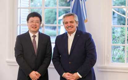 Fernández recibió al embajador chino, quien ofreció asistencia e insumos
