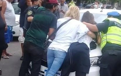 Manifestantes cortaban el tránsito y los embistió con su auto: arrastró tres cuadras a una mujer