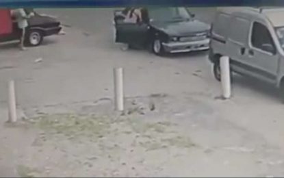 Las imágenes de un horrendo femicidio: un hombre le disparó en la calle a su expareja, hirió al hijo y lo atraparon los vecinos