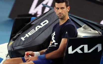 Australia: la justicia ordenó frenar la deportación inmediata de Djokovic