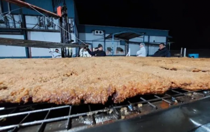 Día de la Milanesa: cocinaron la napolitana más grande del mundo en Luján