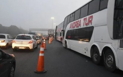 Caos en la autopista Buenos Aires-La Plata por una protesta de choferes de micros