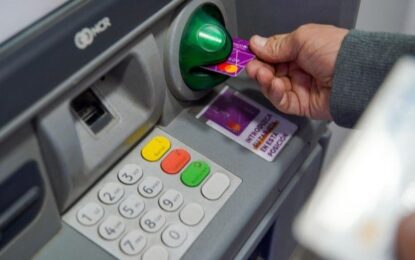 Bancos aumentan comisiones y cobran hasta $5.000 por retirar efectivo de cajeros automáticos
