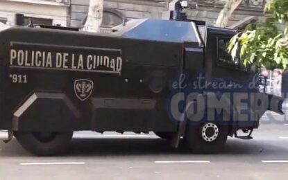 Grave: un camión hidrante de la Policía de la Ciudad avanzó al grito de «vengan, zurdos»