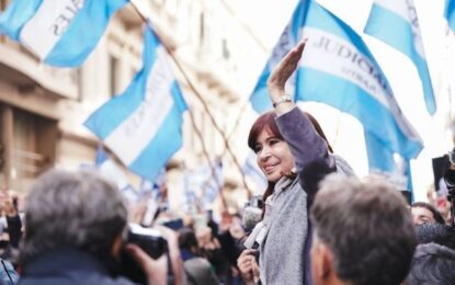 Cristina Kirchner contra Javier Milei por el nuevo acuerdo con el FMI: «Tirás la toalla pidiéndole un préstamo al FMI»
