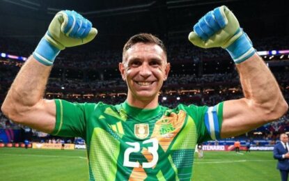 El reconocimiento al Dibu Martínez en el Monumental: el récord que alcanzó este martes