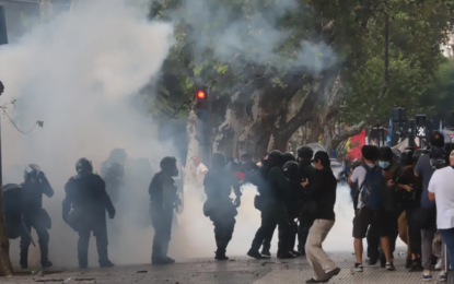 Feroz represión policial en la marcha de hinchas y jubilados: varios detenidos y dos heridos de gravedad