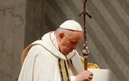 El papa Francisco sigue estable y pudo dejar su habitación para ir a rezar a la capilla del hospital