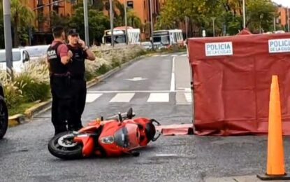 Choque fatal en Puerto Madero: un motociclista murió tras impactar contra un colectivo