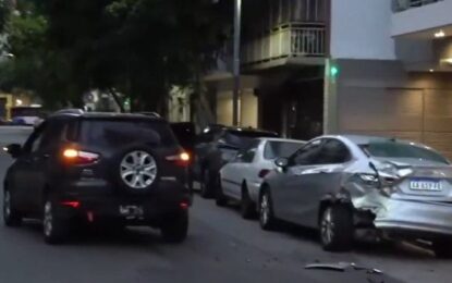 Fuerte choque en Caballito: una camioneta embistió a varios autos estacionados