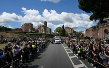 Así fue el traslado del féretro del papa Francisco a la basílica Santa María la Mayor