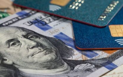 Se mantiene el recargo del 35% para el dólar tarjeta a pesar del anuncio del fin del cepo cambiario