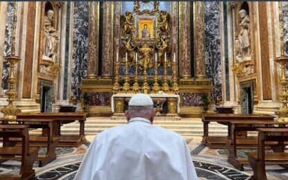 El papa Francisco sorprendió con un rezo en la basílica Santa María la Mayor