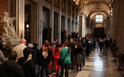Miles de personas visitaron la tumba del papa Francisco en la basílica Santa María la Mayor