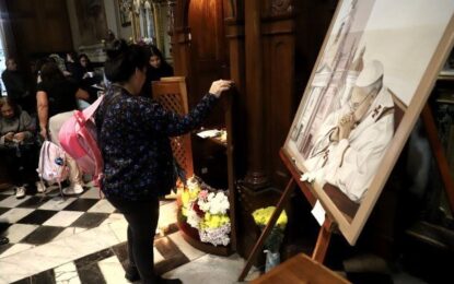 Una multitud de fieles participó de la misa por el papa Francisco en la basílica de Flores