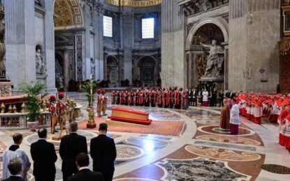 Más de 20.000 personas ya se acercaron a despedir al papa Francisco