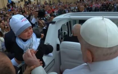 El papa Francisco participó de la Misa de Pascuas y recorrió la plaza de San Pedro en papamóvil durante varios minutos