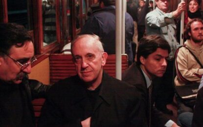 La historia detrás de la foto del papa Francisco en el subte A