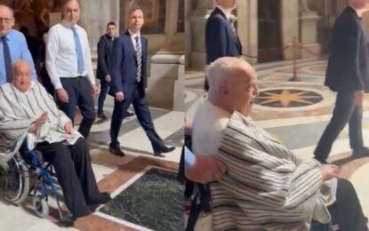 Con camiseta y poncho: la inesperada aparición del papa Francisco en el Vaticano