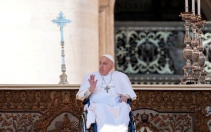 El Papa reapareció por sorpresa ante los fieles en la Plaza San Pedro