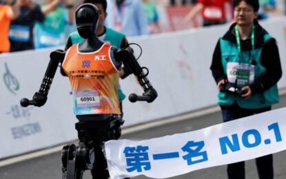 Realizaron en China la primera media maratón con atletas y robots humanoides