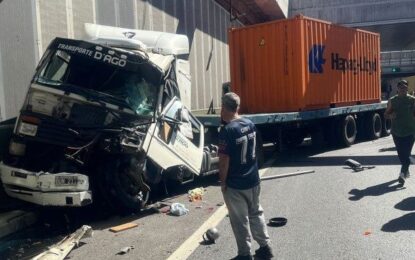 Triple choque de camiones en Paseo del Bajo dejó a un chofer herido