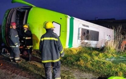 Volcó un micro que iba rumbo a La Plata y al menos cuatro personas perdieron la vida