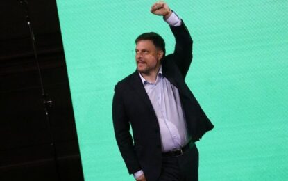 Leandro Santoro, contra el Gobierno de LLA en su cierre de campaña: «No es por acá, no es generando dolor»