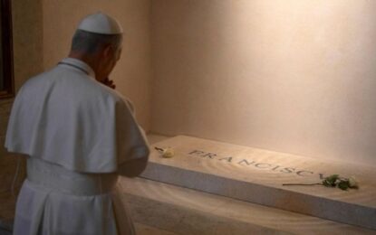 Las emotivas imágenes de la oración del papa León XIV ante la tumba de Francisco
