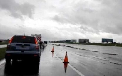 Otro micro quedó atrapado en medio de la inundación: hay casi 40 chicos varados