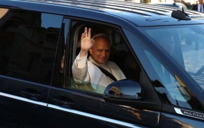 Volvió el lujo al Vaticano: este es el costoso vehículo que eligió el papa León XIV