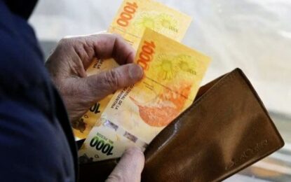El salario mínimo volvió a caer en abril, según informe de la UBA