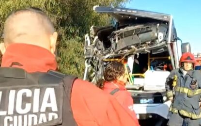 Tremendo choque entre un colectivo y un camión en colectora de la avenida General Paz dejó casi 50 heridos