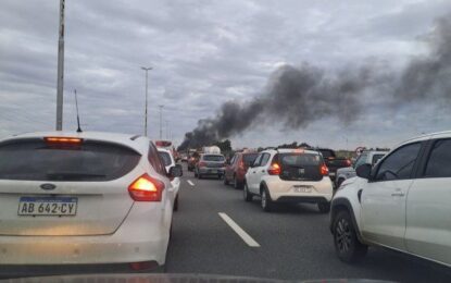 Corte total de manifestantes en la autopista Buenos Aires-La Plata