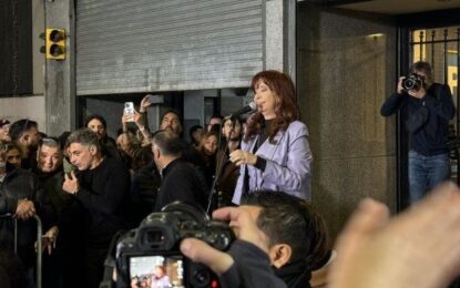 Cristina Kirchner le habló a la militancia: «¿Creen que van a solucionar esto metiéndome presa?»