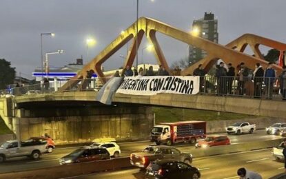 Simpatizantes de Cristina Kirchner cuelgan banderas en Beiró y General Paz en respaldo a la presidenta del PJ