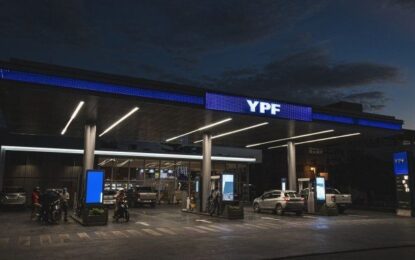 Nafta más barata cargando de madrugada: YPF anunció una curiosa rebaja de precios