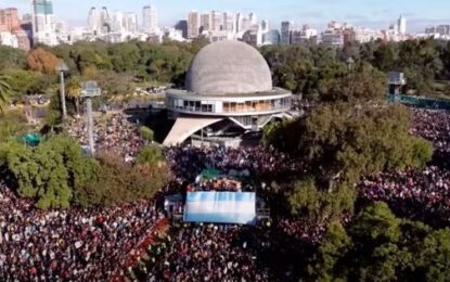 Miles de jóvenes cataron contra Javier Milei en un evento de Olga en el Planetario: «El que no salta…»