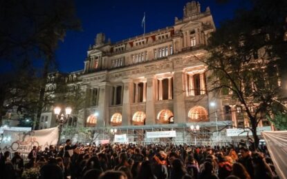 Todos con Cristina Kirchner: militantes y ciudadanos autoconvocados acampan frente a Tribunales