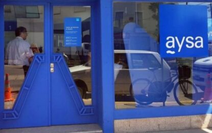 Qué es AySA, la empresa pública de agua y cloacas que Milei quiere privatizar, como Menem en los 90