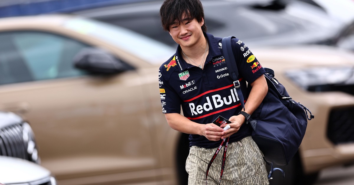 formula-1:-yuki-tsunoda-sufrio-un-insolito-accidente-domestico-y-red-bull-se-burlo-en-redes-del-companero-de-max-verstappen