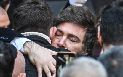 Javier Milei participó del acto por el atentado a la AMIA y dijo: “No vamos a parar hasta que se haga justicia”