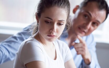 El significado de quedarse en silencio ante los problemas, según la psicología