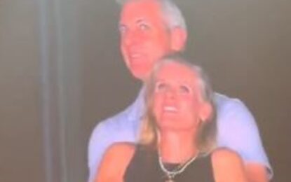 «Coldplay cam»: así es el nuevo video viral que transforma la kiss-cam en los estadios