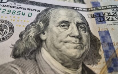A un costo alto, la supertasa logró frenar la suba del dólar oficial, pero el blue subió $ 15