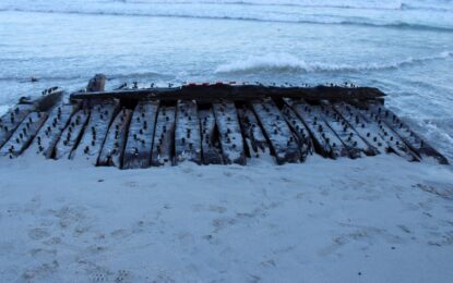 Caminaba por la playa y se topó con un barco de guerra del siglo XVIII