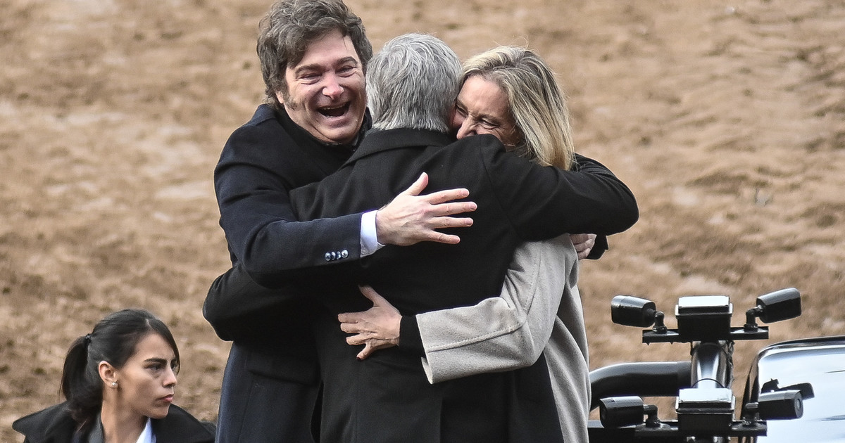 el-show-de-milei-en-la-rural:-baja-de-retenciones,-abrazos-con-caputo,-ninguneo-a-macri-y-criticas-a-villarruel-y-a-cristina