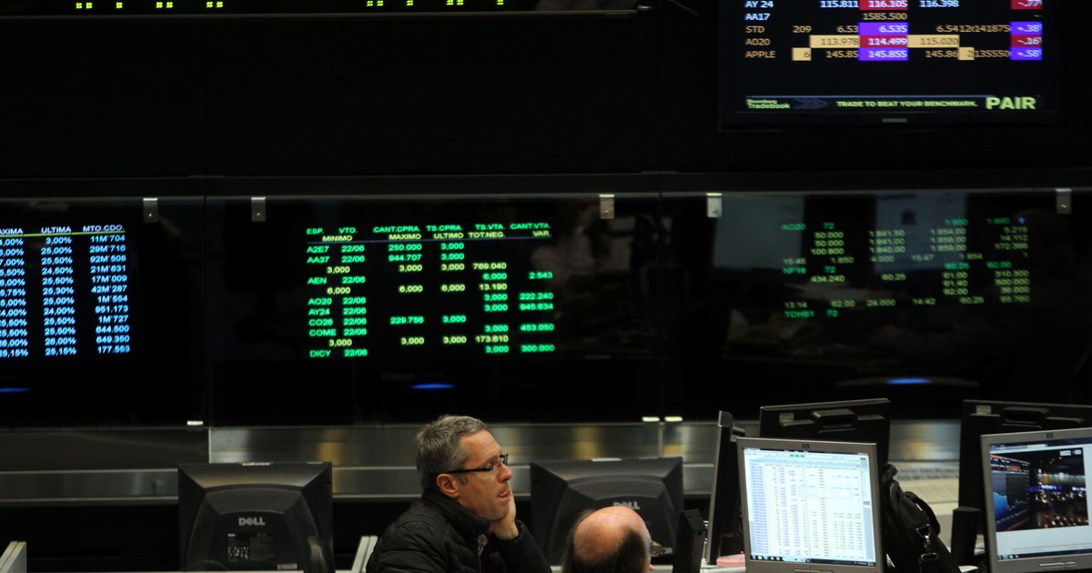 el-dolar-supera-los-$-1.300-tras-el-anuncio-de-milei-sobre-las-retenciones-al-campo