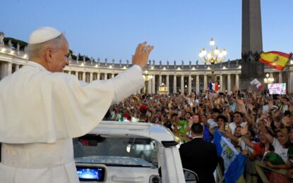 El Papa León XIV aparece de improviso en plaza San Pedro y es ovacionado por miles de jóvenes