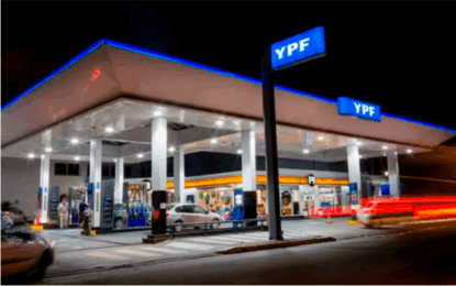 Suspenden la orden judicial para que Argentina le entregue el 51% de YPF a fondos buitre